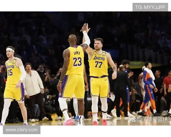 NBA最新动向：湖人对决勇士展开激烈角逐 詹姆斯与库里再度上演超级对抗赛