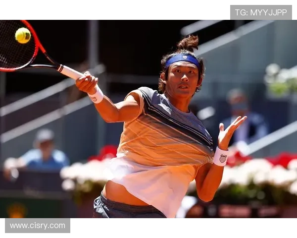 网球名将复出后首度亮相 赛场表现引关注未来发展成谜